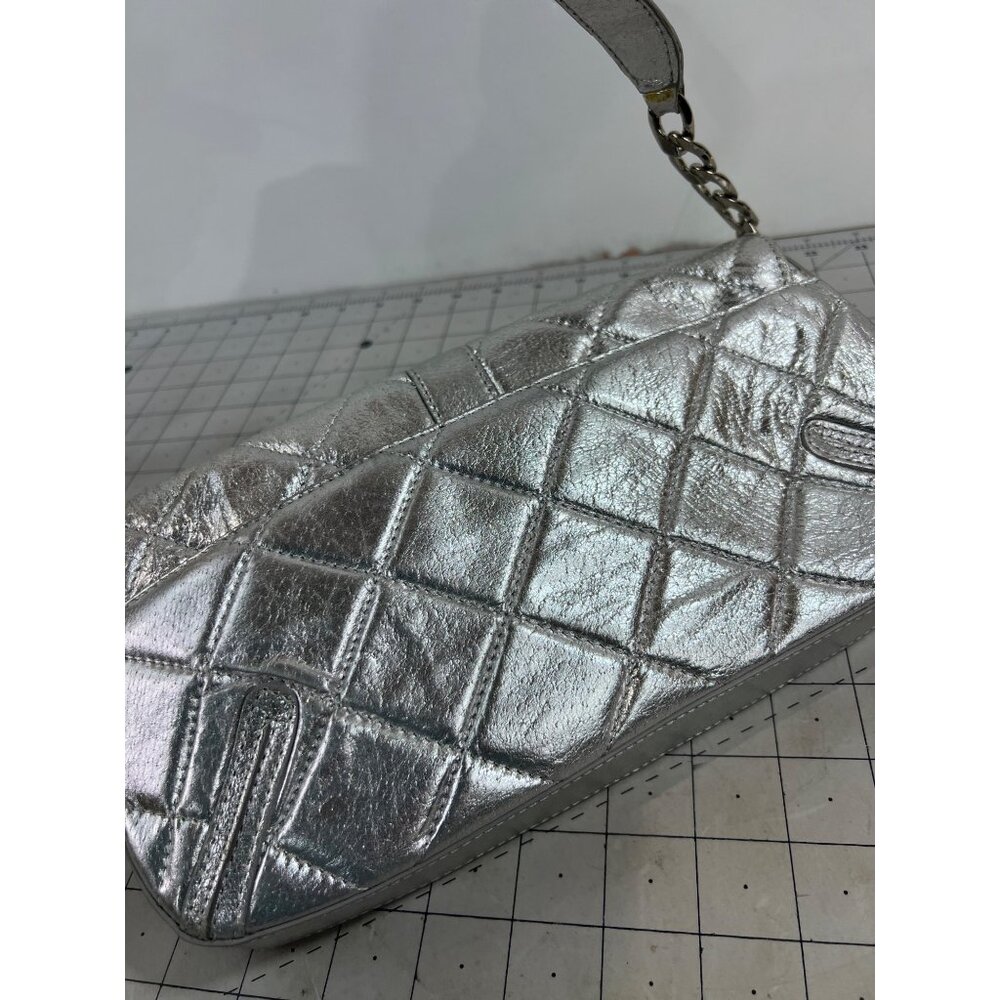 Antonio Melani Silver Quilted Leather Shoulder Bag Chain Strap & Clasp Closure ~ - Picture 3 of 6